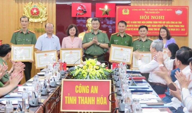 Thiếu tướng Trần Phú Hà, Giám đốc Công an tỉnh trao Bằng khen cho các tập thể, cá nhân đạt thành tích xuất sắc.