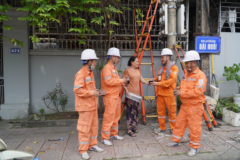4Bà Nguyễn Thị Dịu Hội trưởng Hội phụ nữ khu phố 7 phường Cao Thắng, thấu hiểu, đồng cảm với sự vất vả của công nhân ngành Điện