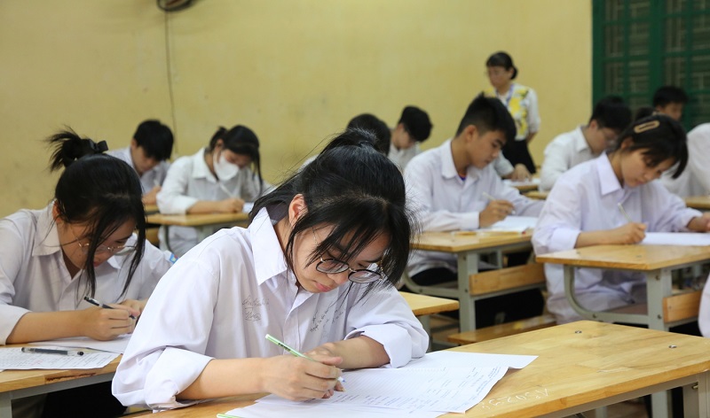 Thí sinh làm thủ tục dự thi vào lớp 10 năm học 2023 - 2024 tại Hội đồng thi THPT Nguyễn Văn Cừ