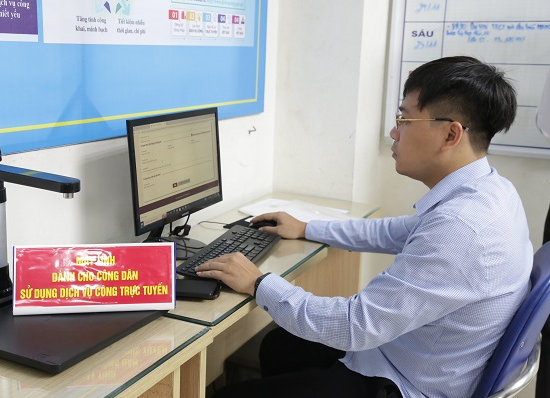 Một người dân ở Hà Nội thực hiện các thủ tục hành chính cho con mới sinh. Ảnh: BHXH Việt Nam.