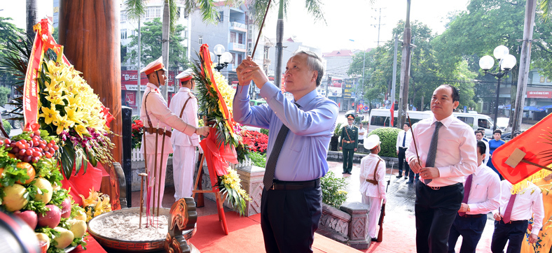 Đoàn đại biểu Trung ương và tỉnh Lạng Sơn dâng hương kỷ niệm 90 năm Ngày truyền thống Đảng bộ tỉnh
