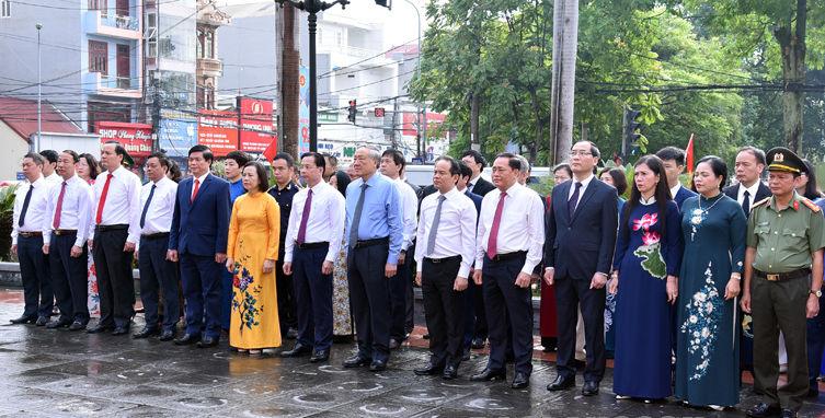 Các đồng chí lãnh đạo trung ương, lãnh đạo tỉnh dâng hương, dâng hoa tại khuôn viên tượng đài đồng chí Hoàng Văn Thụ