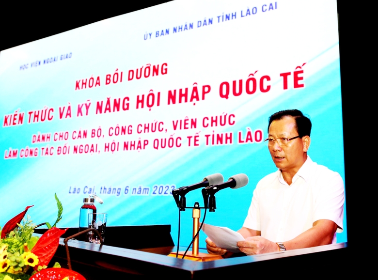 Đồng chí Hoàng Quốc Khánh, Phó Chủ tịch Thường trực UBND tỉnh phát biểu khai mạc khóa bồi dưỡng