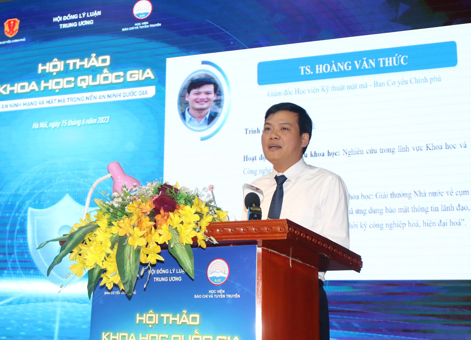 TS. Hoàng Văn Thức, Giám đốc Học viện Kỹ thuật mật mã tham luận tại Hội thảo với chủ đề: “Mật mã trong nền an ninh quốc gia”.