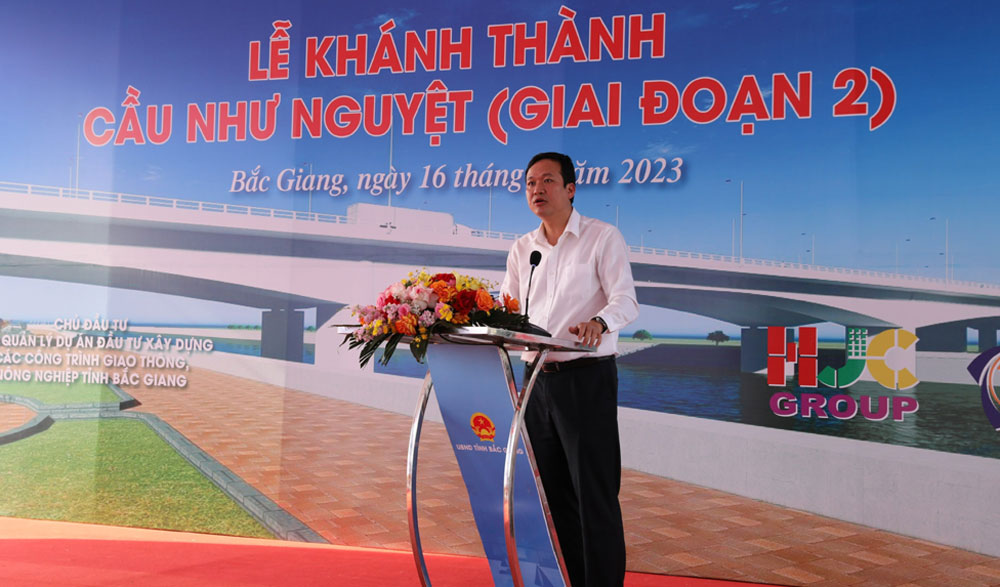 Ông Lê Ô Pích phát biểu tại buổi lễ.
