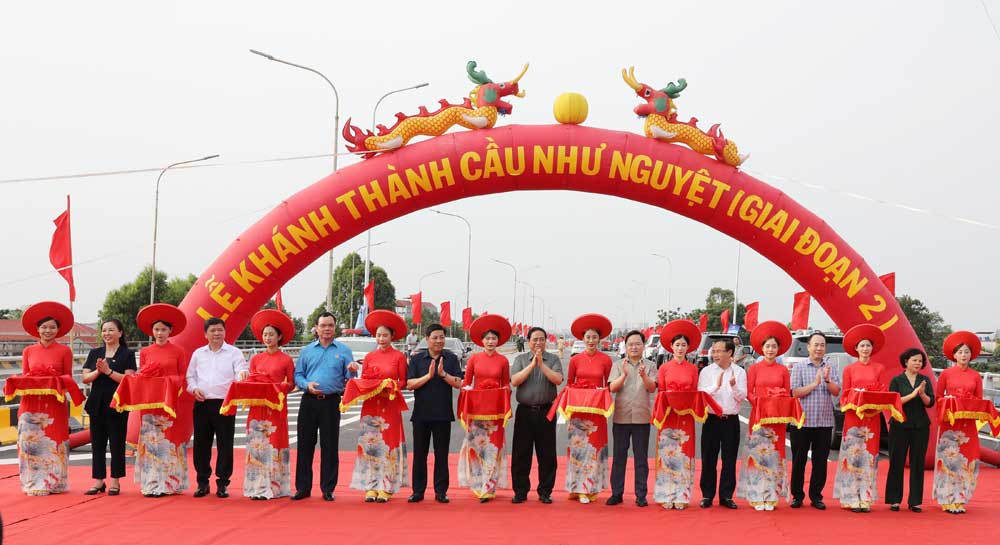 Thủ tướng Chính phủ Phạm Minh Chính cùng các đại biểu cắt băng khánh thành cầu Như Nguyệt.