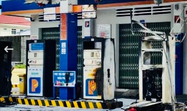 - Hiện trường vụ ch&aacute;y với 2 trụ bơm xăng bị ch&aacute;y rụi.