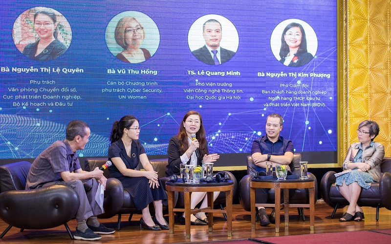 Bà Nguyễn Thị Kim Phượng - Phó Giám đốc Ban Khách hàng doanh nghiệp BIDV, cùng các diễn giả tham gia Chương trình