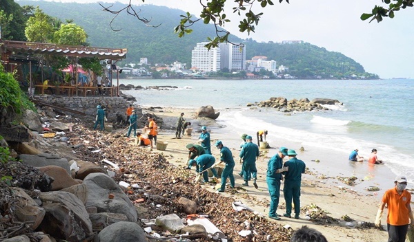 Cán bộ, chiến sĩ Ban Chỉ huy Quân sự thành phố thu gom rác tại Bãi Dâu, phường 5, Vũng Tàu.