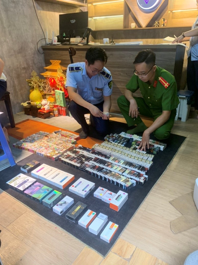 Tổ công tác kiểm đếm, niêm phong hàng hóa vi phạm, tại 18A ngõ 101 Trích Sài, phường Bưởi, quận Tây Hồ, TP Hà Nội