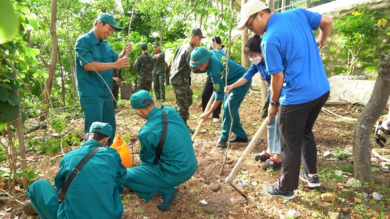 Chiến sĩ dân quân tự vệ, đoàn viên thanh niên, cùng các tăng, ni trồng cây tại núi Nhỏ, TP. Vũng Tàu