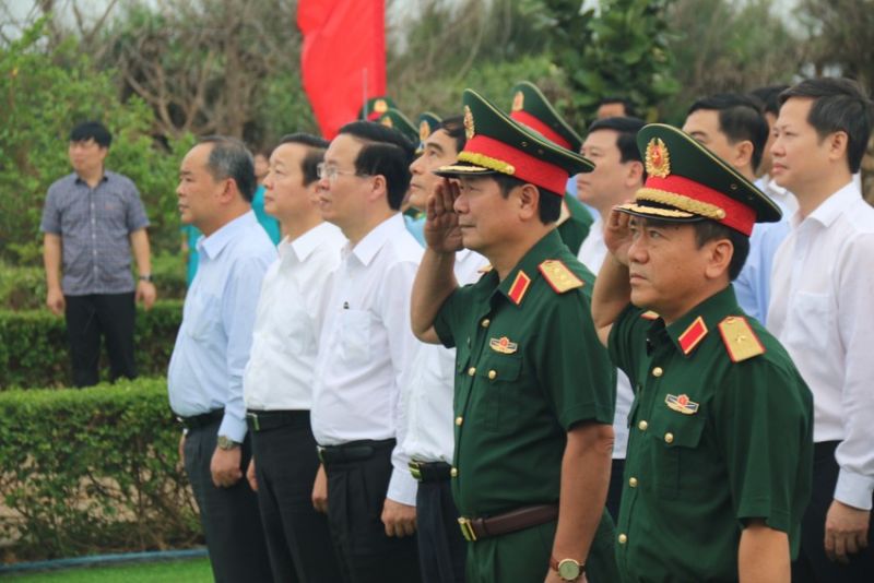 Chủ tịch nước cùng đoàn công tác chào cờ tại cột cờ đảo Phú Qúy
