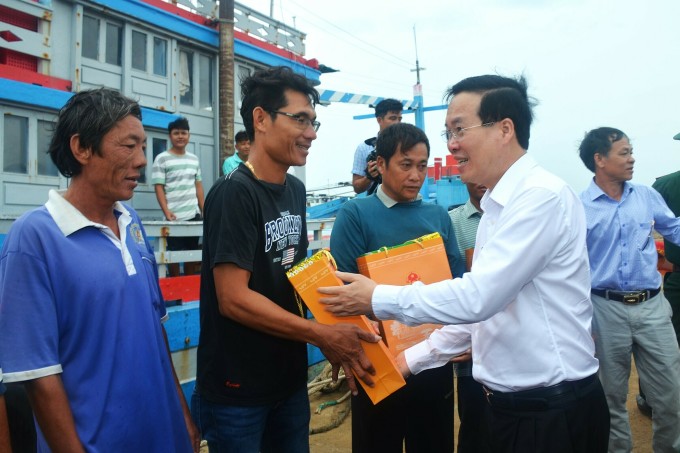 Ngày 17/6, Chủ tịch nước Võ Văn Thưởng tặng quà các ngư dân trên đảo Phú Quý