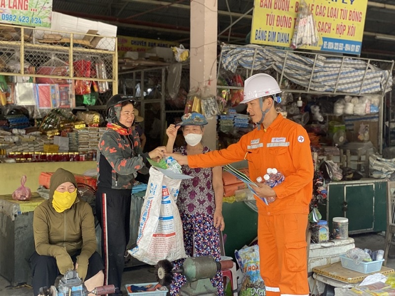10Nhân viên Điện lực Hà Tĩnh tuyên truyền tại các khu chợ, trung tâm, khu dân cư đông người