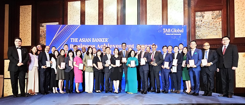 Ảnh 02: Đại diện BIDV cùng các đơn vị đạt giải thưởng từ Tạp chí The Asian Banker