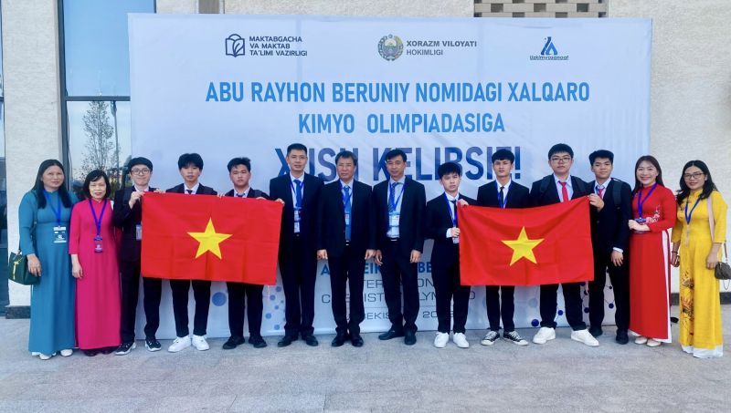 Học sinh Nguyễn Hữu Tiến Hưng (thứ 3 từ phải qua) và học sinh Trương Bảo Ngọc (thứ 4 từ trái qua) chụp ảnh cùng Đoàn Việt Nam tham dự Olympic Hóa học Quốc tế Abu Reikhan Beruniy.