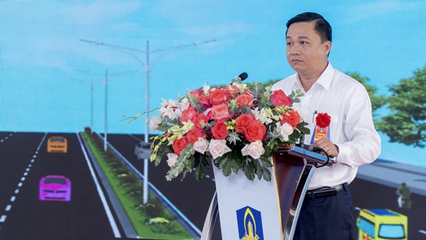 Ông Hoàng Trung Kiên, Giám đốc Ban QLDA Chuyên ngành giao thông tỉnh Bà Rịa – Vũng Tàu giới thiệu về quy mô dự án và công tác đầu tư.