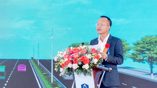 Ông Trần Anh Tuấn, Tổng Giám đốc Công ty CP Tập đoàn Đạt Phương đại diện các đơn vị thi công phát biểu tại buỗi lễ
