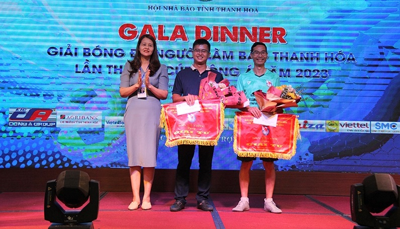 Ban Tổ chức trao giải đồng hạng tư cho 2 đội Báo Thanh Hóa và Câu lạc bộ Nhà báo Thanh Hóa tại Hà Nội.