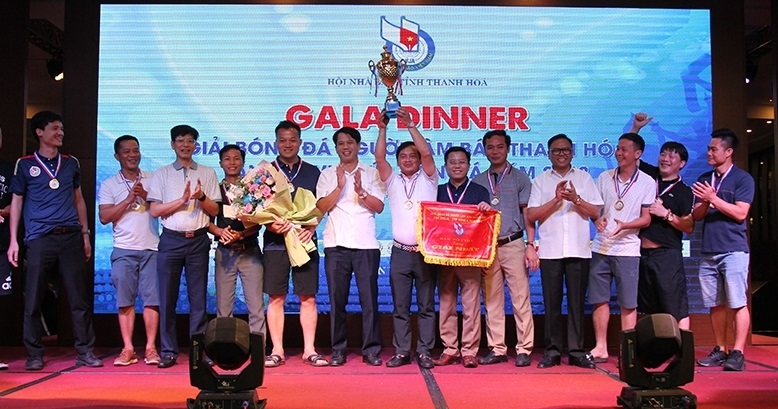 Ban Tổ chức trao Cúp vô địch cho đội Chi hội các cơ quan báo chí Trung ương tại Thanh Hóa.