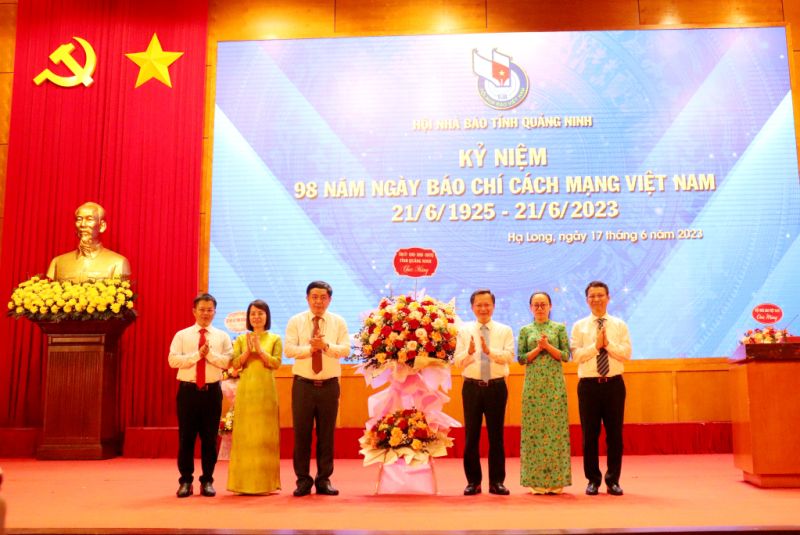 Đồng chí Cao Tường Huy, Quyền Chủ tịch UBND tỉnh Quảng Ninh, tặng hoa chúc mừng Hội Nhà báo tỉnh tại buổi lễ. Ảnh: Minh Đức