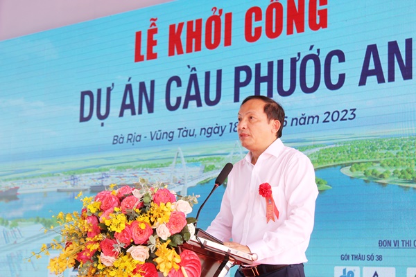Ông Nguyễn Văn Trình, Giám đốc Ban QLDA Giao thông khu vực Cái Mép – Thị Vải báo cáo đầu tư dự án cầu Phước An