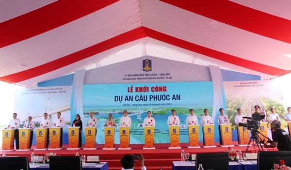 Phó Thủ tướng Chính phủ Trần Hồng Hà cùng các đại biểu nhấn nút khởi công cầu Phước An