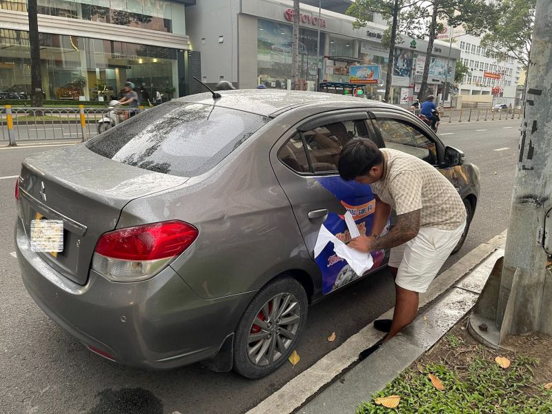 TP. Hồ Chí Minh: Phát hiện nhiều ô tô dán quảng cáo sai quy định