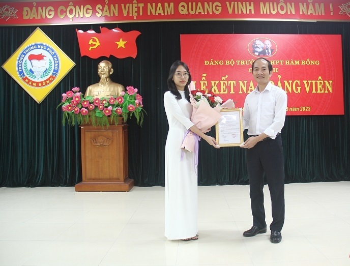 Lễ kết nạp đảng viên tại Chi bộ II thuộc Đảng bộ Trường THPT Hàm Rồng (TP Thanh Hóa).