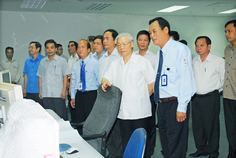 Tổng Bí thư Nguyễn Phú Trọng đến thăm Trung tâm điều hành Nhà máy Nhiệt điện Ô Môn 1 (ảnh: ĐVCC)