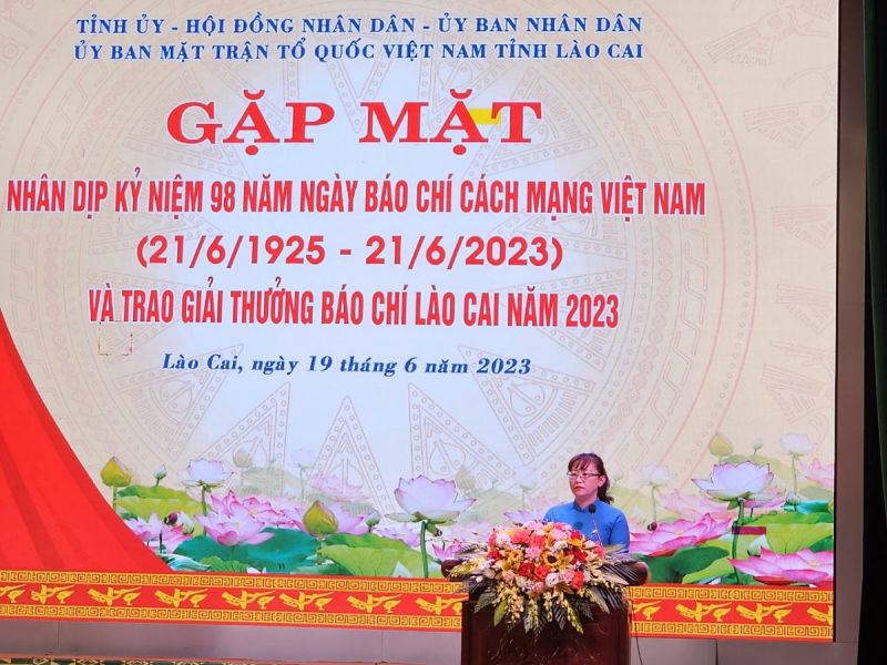 Bà Giàng Thị Dung, Phó Chủ tịch UBND tỉnh Lào Cai phát biểu tại buổi gặp mặt