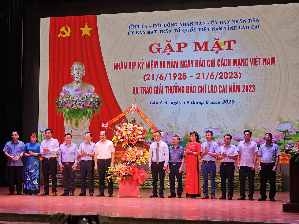 Thường trực Tỉnh ủy, HĐND, UBND, Ủy ban MTTQ Việt Nam tỉnh tặng hoa chúc mừng các cơ quan thông tấn, báo chí