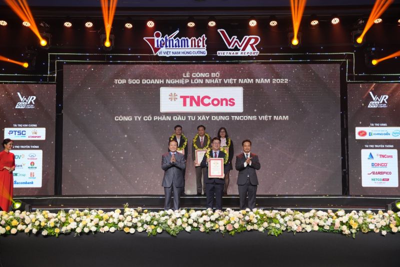 Đại diện TNCons Vietnam nhận bằng chứng nhận từ Ban tổ chức