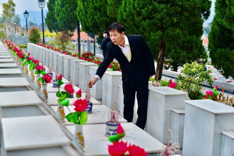 Ông Bùi Thanh Hà – Phó Chủ tịch HĐQT dâng hương cho các liệt sỹ tại Vị Xuyên