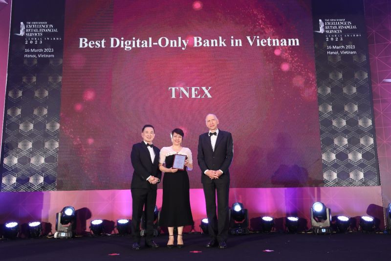 Đại diện TNEX nhận giải thưởng “Ngân hàng thuần số tốt nhất Việt Nam” 2023