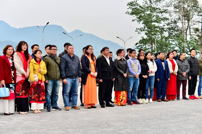 Ồng Bùi Thanh Hà cùng các cán bộ Tập đoàn TNG Holdings Vietnam dâng hương tưởng niệm tại Nghĩa trang Vị Xuyên