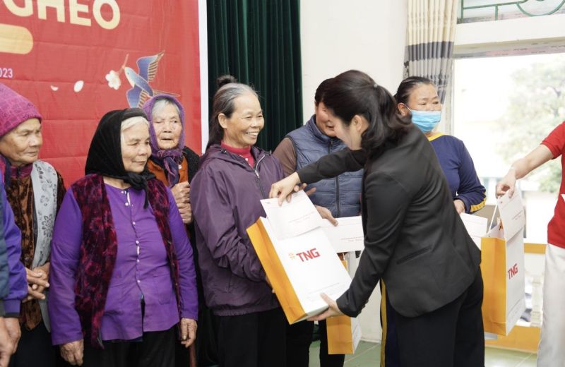 Tập đoàn TNG Holdings Vietnam trao quà cho người nghèo an tâm đón Tết Quý Mão 2023