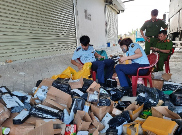 Lực lượng QLTT B&igrave;nh Định kiểm tra một vụ vận chuyển h&agrave;ng ho&aacute; tr&aacute;i ph&eacute;p.