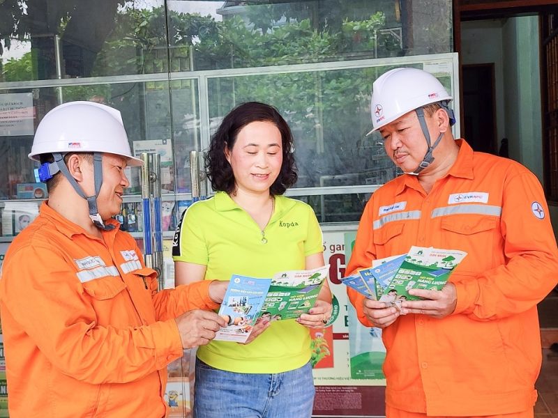 Công nhân PC Sơn La tuyên truyền sử dụng điện an toàn, hiệu quả đến khách hàng