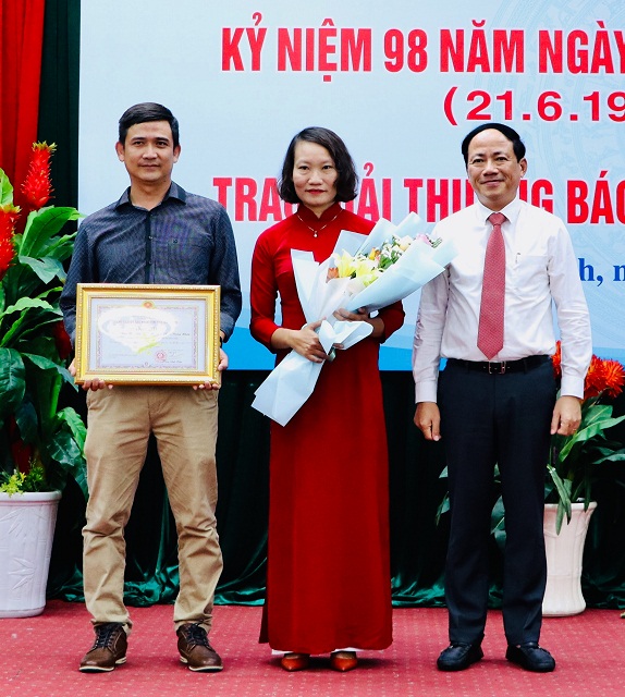 Ông Phạm Anh Tuấn tặng Bằng khen của UBND tỉnh Bình Định cho nhóm phóng viên của Đài PTTH Bình Định đạt giải Báo chí quốc gia lần thứ 17 năm 2022.