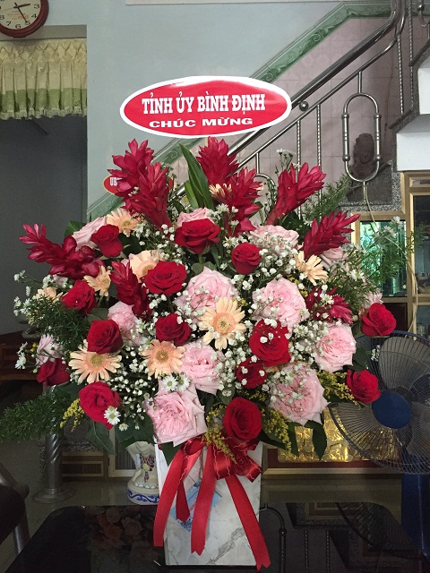 Lẵng hoa của Tỉnh uỷ Bình Định tặng phóng viên thường trú Thương Hiệu và Công Luận tại Bình Định.