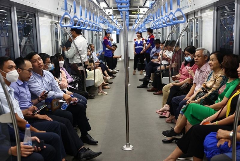 Người dân TP. Hồ Chí Minh hào hứng trải nghiệm chuyến chạy thử của Metro số 1 vào cuối tháng 4/2023