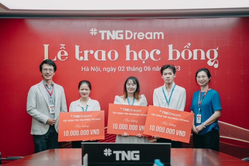 Ông Trần Tuấn Việt, Giám đốc khối Truyền thông và Marketing và bà Cao Thị Vân Anh, Giám đốc nhân sự TNG Holdings Vietnam trao học bổng cho các sinh viên
