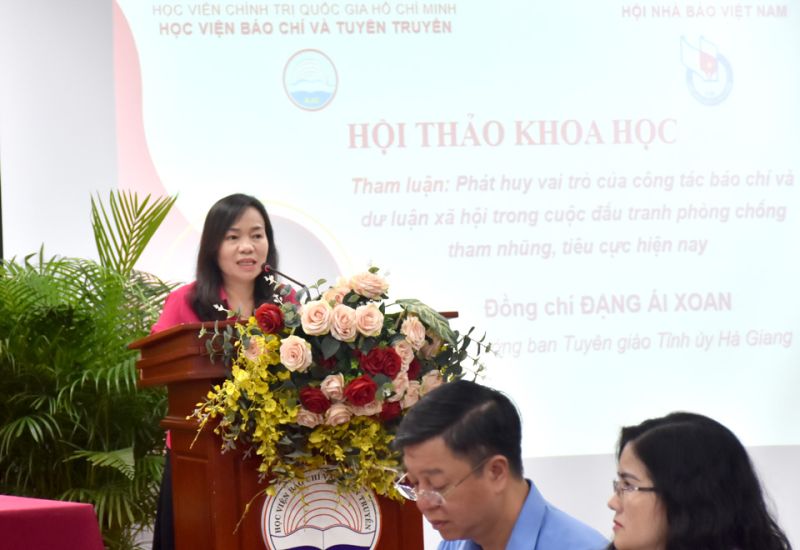 Đồng chí Đặng Ái Xoan, Phó Trưởng ban Tuyên giáo Tỉnh ủy Hà Giang tham luận: “Phát huy vai trò của công tác báo chí và dư luận xã hội trong cuộc đấu tranh phòng chống tham nhũng, tiêu cực hiện nay”