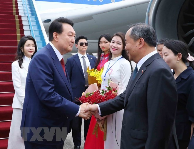 Chủ nhiệm Văn phòng Chủ tịch nước Lê Khánh Hải đón Tổng thống Hàn Quốc Yoon Suk Yeol và Phu nhân tại sân bay quốc tế Nội Bài. Ảnh: TTXVN
