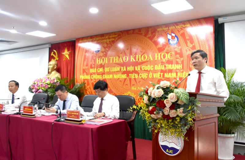 GS,TS. Lê Văn Lợi, Phó Giám đốc Học viện Chính trị quốc gia Hồ Chí Minh phát biểu đề dẫn Hội thảo