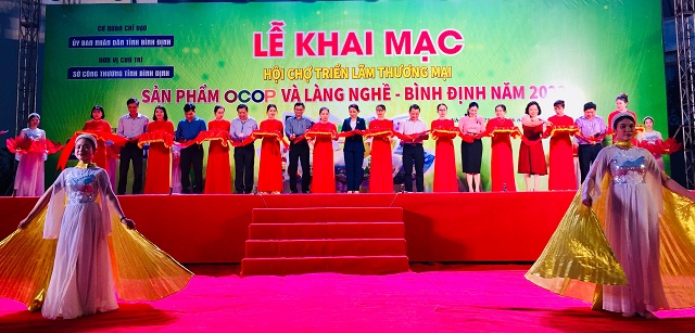 - Lãnh đạo tỉnh Bình Định và các thành viên Ban tổ chức thực hiện nghi thức cắt băng khai mạc Hội chợ.