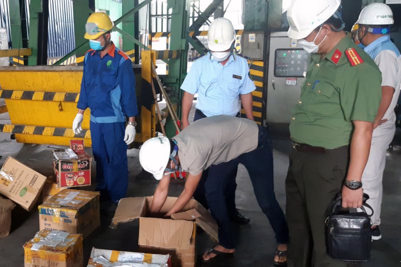 Lực lượng chức năng giám sát việc tiêu hủy hàng hóa vi phạm