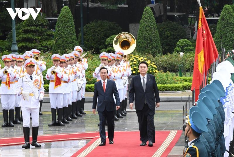 Chủ tịch nước Việt Nam Võ Văn Thưởng và Tổng thống Đại Hàn Dân Quốc Yoon Suk Yeol tại lễ đón. Ảnh: Trọng Phú