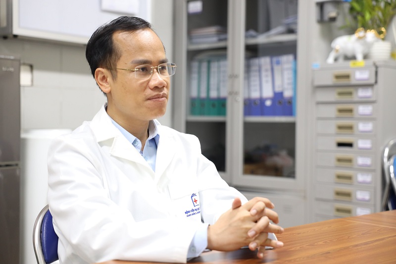 BS Hoàng Văn Hồng - Phụ trách Khoa phẫu thuật tạo hình thẩm mỹ, Bệnh viện Đại học Y Hà Nội